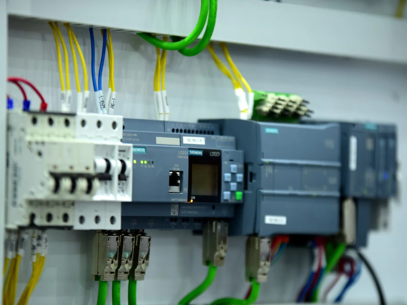 Jak dobrać odpowiedni sterownik PLC do małej i średniej linii produkcyjnej?