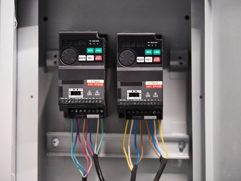 Zalety i zastosowania falowników w optymalizacji pracy silników elektrycznych